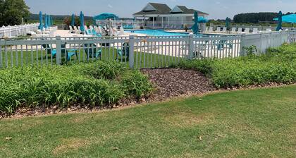 Cozy 2-Bedroom Condo, Enclosed Patio/ Queen Sleeper sofa, Sleeps 8