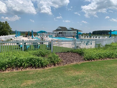 Cozy 2-Bedroom Condo, Enclosed Patio/ Queen Sleeper sofa, Sleeps 8