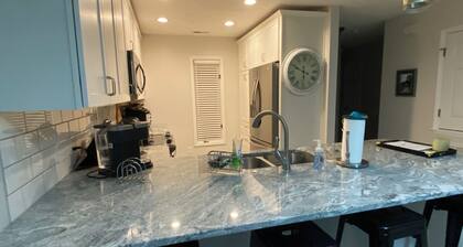 Cozy 2-Bedroom Condo, Enclosed Patio/ Queen Sleeper sofa, Sleeps 8