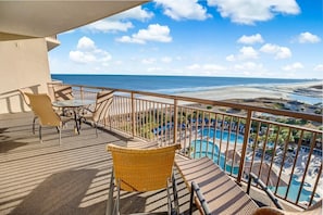 Outdoor dining - Beachfront Beauty's Harbor: 2BR Condo (North Myrtle Beach)