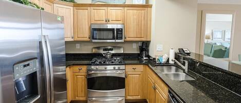 Køleskab, mikrobølgeovn, ovn, kogeplade