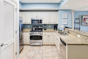 Kjøleskap, mikrobølgeovn, ovn og kokeplater