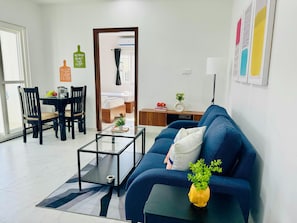 Premier-Apartment, Balkon | Wohnbereich | Flachbildfernseher, Fußbodenheizung
