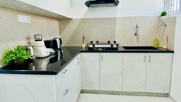 Kjøleskap, mikrobølgeovn, kokeplater og vannkoker