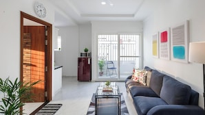 Una sala moderna con sofá, mesa de centro y ventilador de techo.