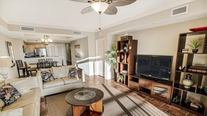 Een moderne woonkamer met een bank, salontafel, televisie en entertainmentkast.