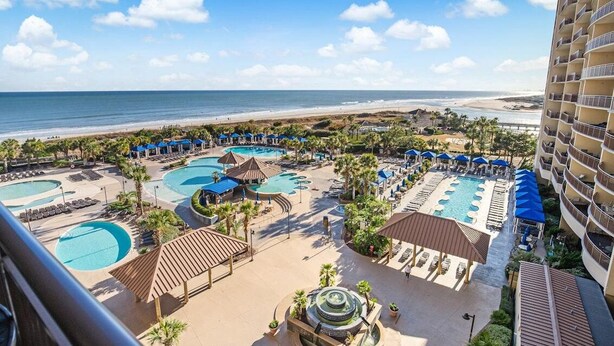 Un complexe hôtelier doté de plusieurs piscines, d’un accès à la plage et offrant une vue sur l’océan.