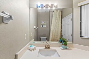 Douche, séchoir à cheveux, serviettes fournies