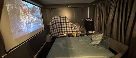 Apartment | 5 bedrooms, iron/ironing board, free WiFi, bed sheets