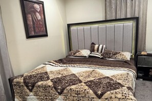 5 bedrooms, iron/ironing board, free WiFi, bed sheets - 5 Bedroom Apartment Hotel (Keansburg)