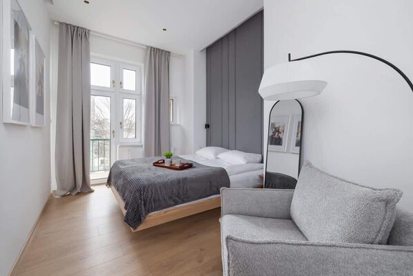 2 bedrooms, desk, iron/ironing board, WiFi