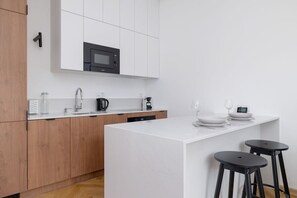 Réfrigérateur, micro-ondes, four, plaque de cuisson