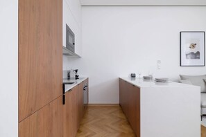 Geladeira, micro-ondas, fogão, cooktop