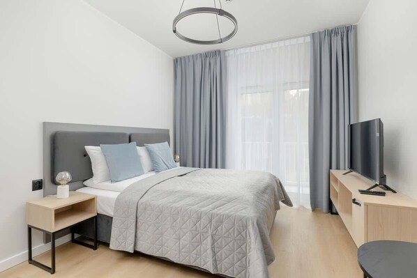 Iron/ironing board, WiFi, bed sheets