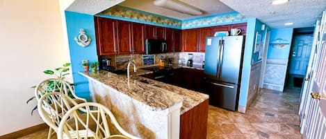 Refrigerador, microondas, horno y parrilla de estufa