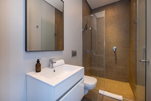 Shower, hair dryer, towels, soap - Lush Coastal Condo in a forest estate in Sheffield Beach Durban, South Africa. (Dolphin Coast)