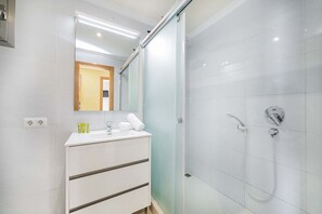 Shower, hair dryer, bidet, towels - Apartamento Bellavista Puerto 3º (Cala Ratjada)