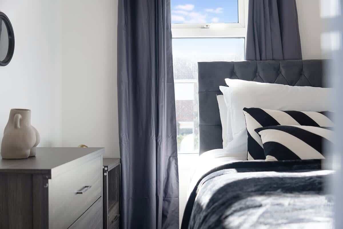 3 bedrooms, internet, bed sheets