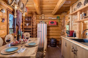 Kühlschrank, Mikrowelle, Ofen, Wasserkocher mit Kaffee-/Teezubehör