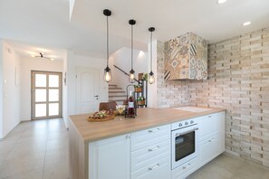 Fridge, oven, dishwasher, coffee/tea maker