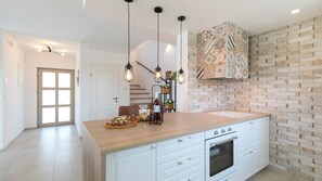 Fridge, oven, dishwasher, coffee/tea maker