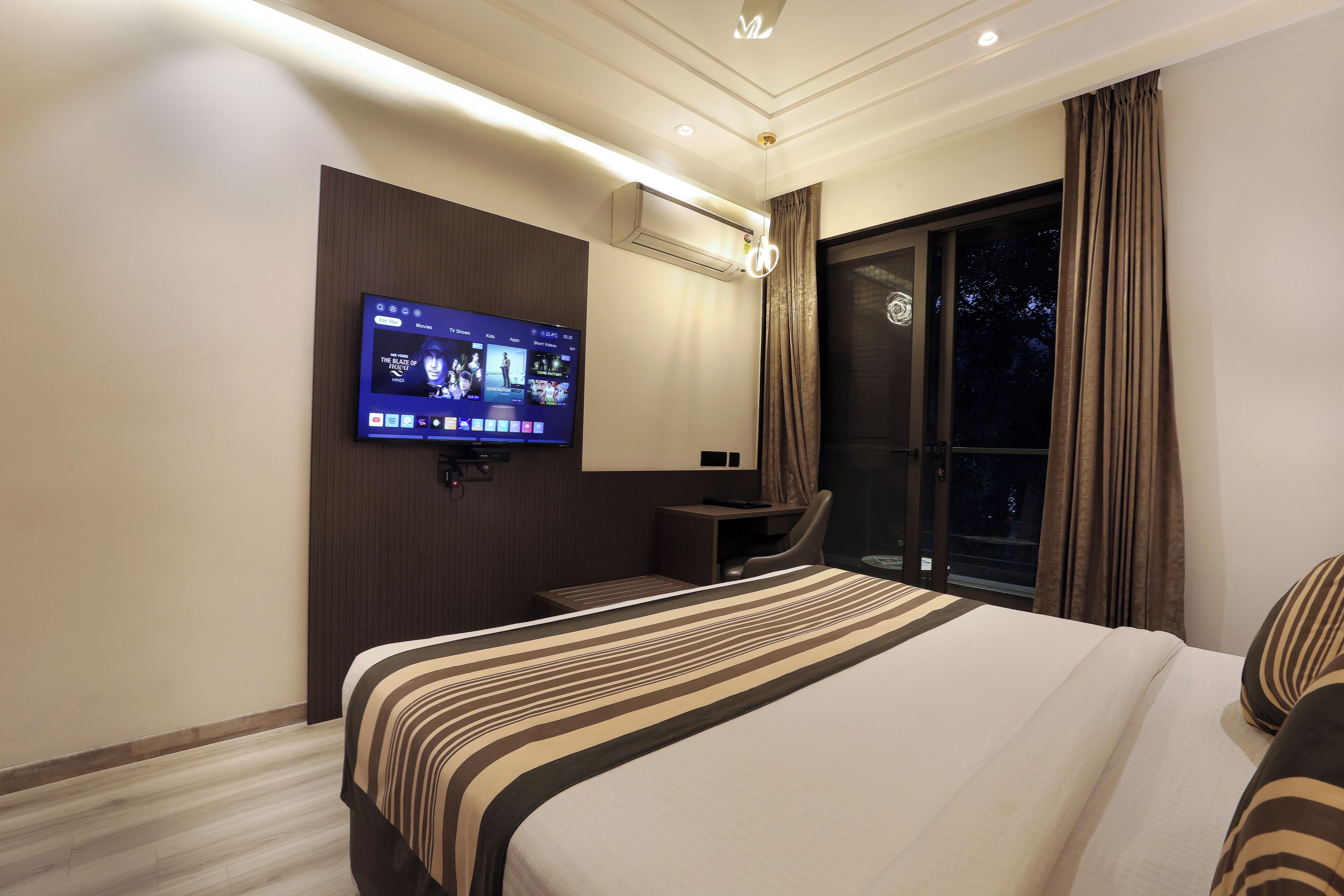Deluxe Room | Soundproofing, bed sheets
