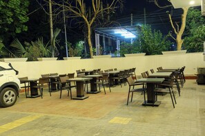 Tempat makan luar