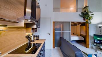 Frigorifero, microonde, forno, piano cottura