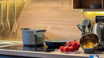 Frigorifero, microonde, forno, piano cottura