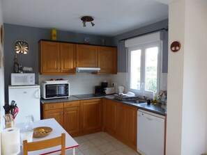 Fridge, microwave, oven, stovetop - Haute Corse sur la Costa Verde Maison à 100 m de la Mer, Résidence Avec Piscine (Cervione)