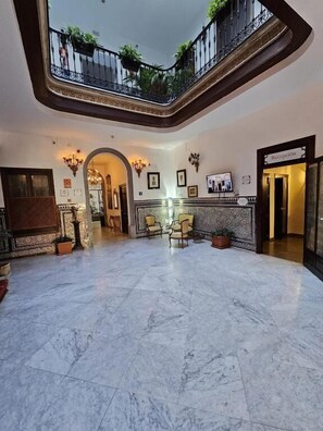 Una televisión de pantalla plana