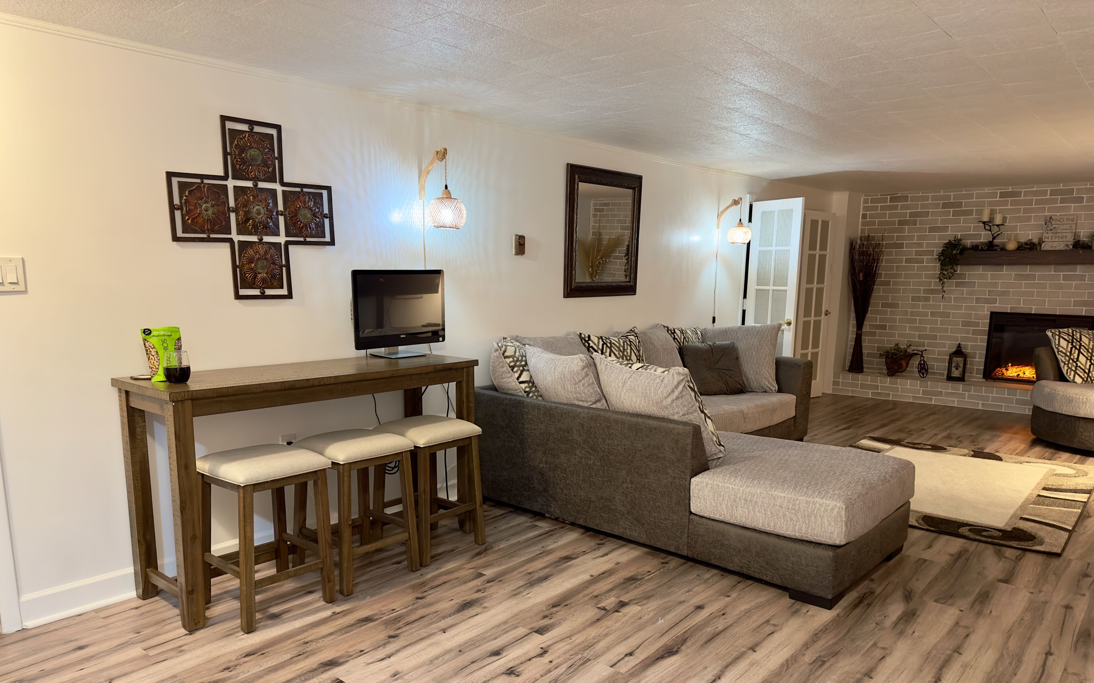 Newly remodeled 2 BR guest suite in quiet neighborhood