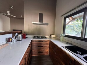 Fridge, microwave, oven, stovetop - Coastal Villa Créolia 1: private pool & 3 ensuites (Grand Baie)