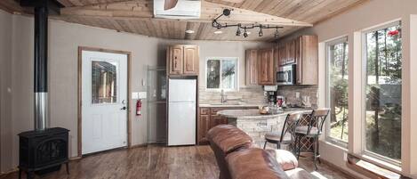 Una televisión, una chimenea