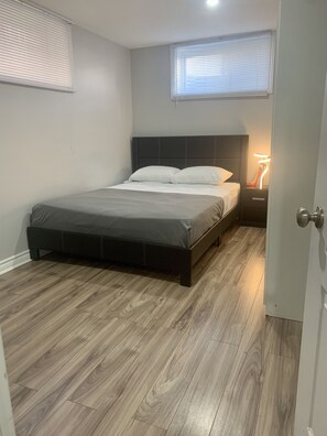 2 bedrooms, desk, iron/ironing board, free WiFi - Cozy 2 bedroom basement apartment (Guelph)