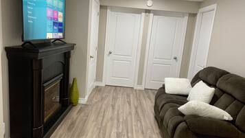 Smart TV, chimenea y libros