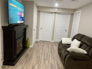 Een smart-tv, een open haard en boeken