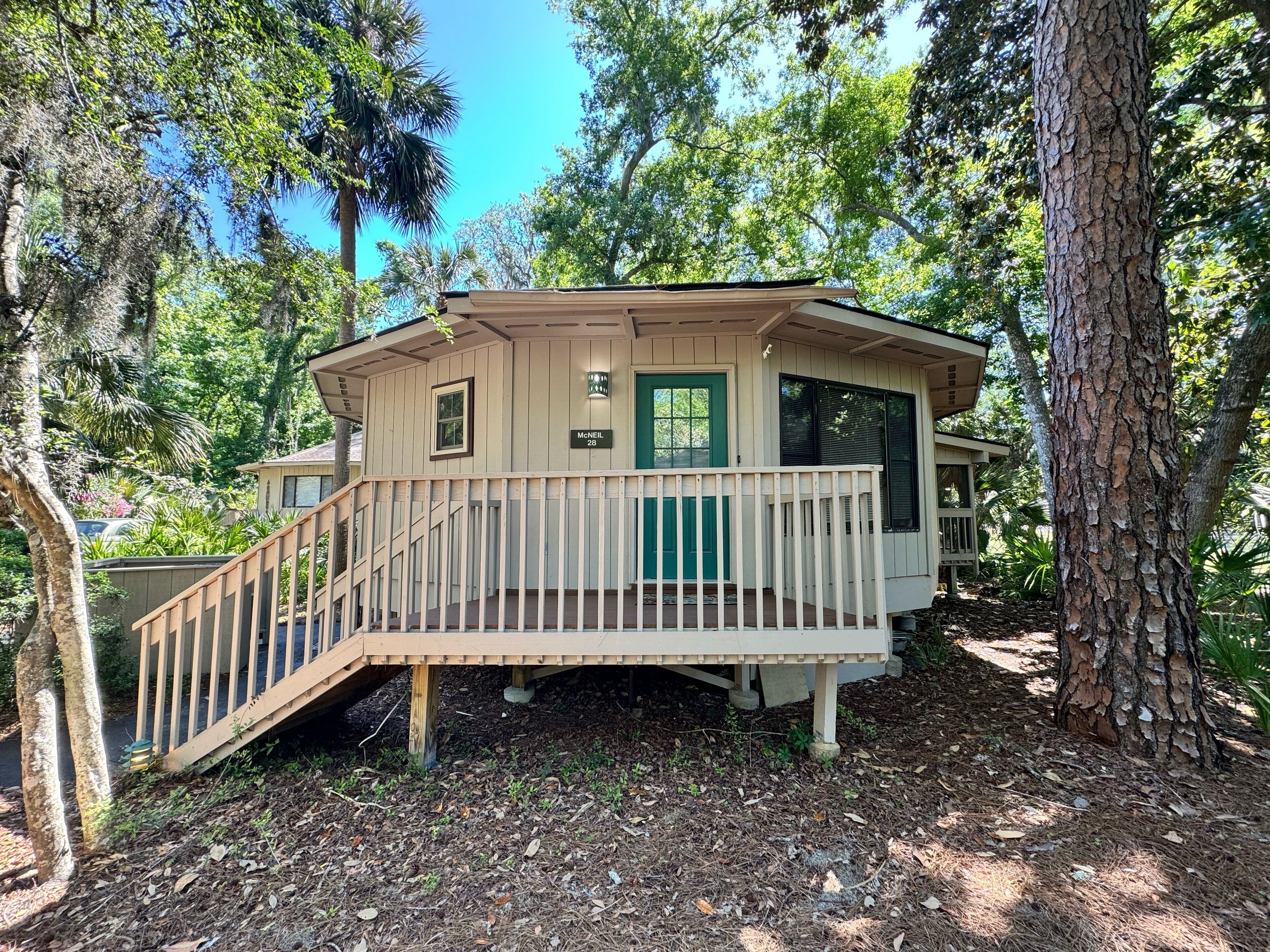 Pet Friendly Night Heron Bungalow - 2 Bedroom, 2 Bath, 5m walk to beach and pool