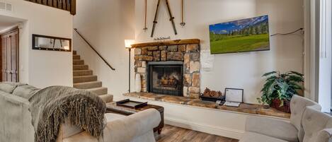 Una Smart TV, una chimenea, un futbolín