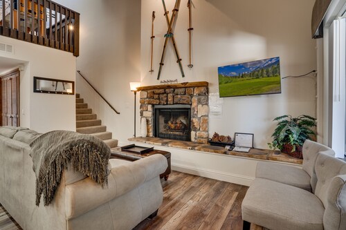 Heavenly Ski Condo, Modern, close to town, beaches and skiing (SL759U)