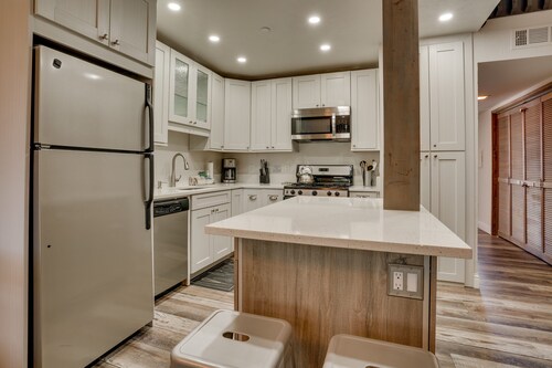 Heavenly Ski Condo, Modern, close to town, beaches and skiing (SL759U)