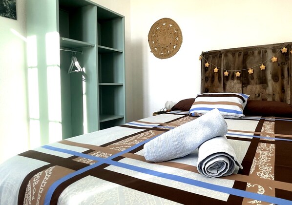 4 bedrooms, iron/ironing board, WiFi, bed sheets