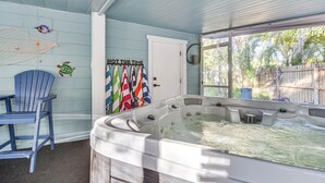 Indoor spa tub - Serene St Petersburg Home w/ Private Hot Tub (St. Petersburg)