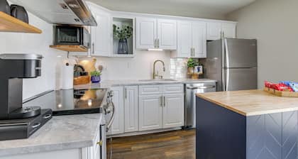 Condo w/ Pool: Walk to University of Mississippi!