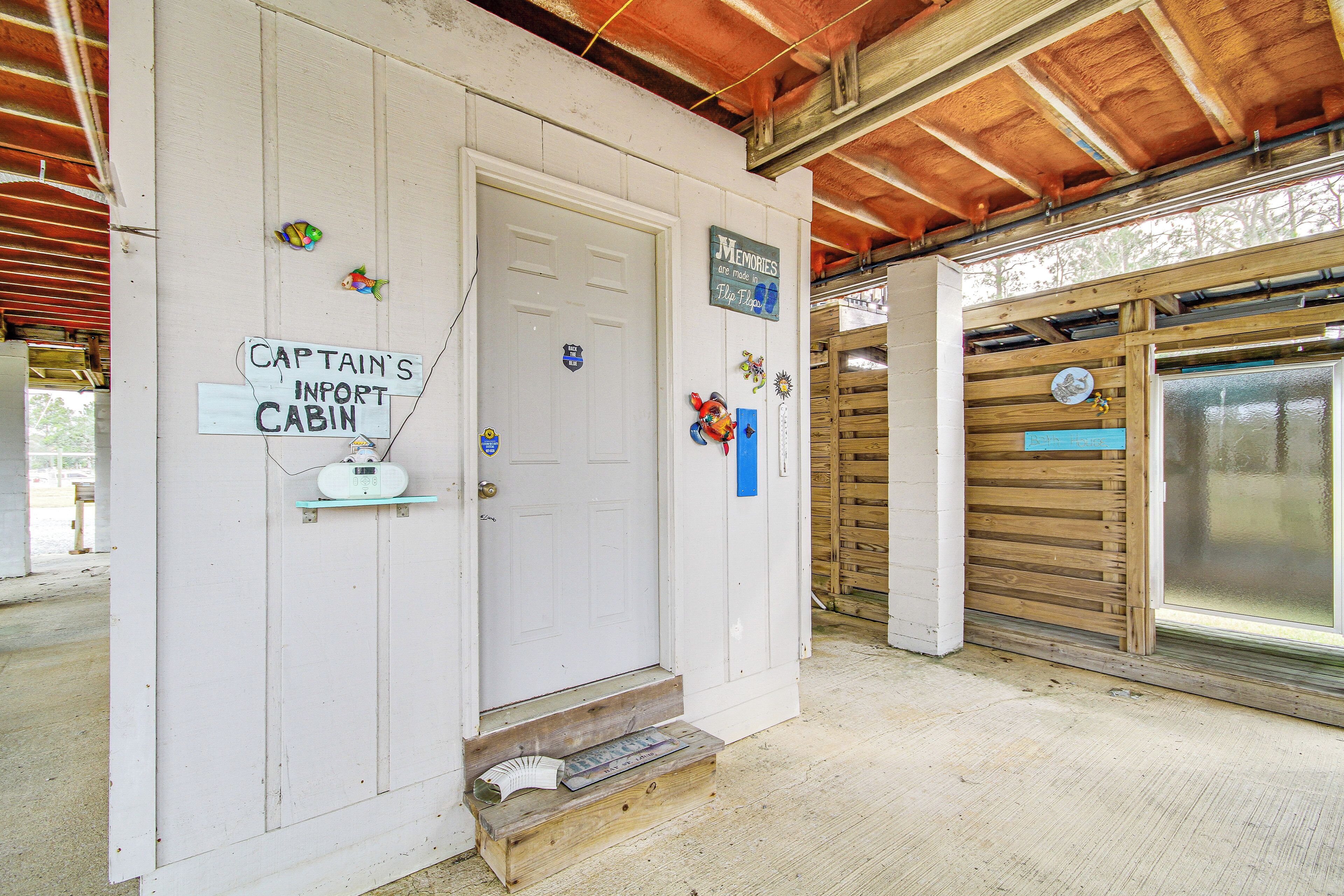 Un bâtiment blanc sur lequel on peut lire l’inscription : « Captain’s Import Cabin ».
