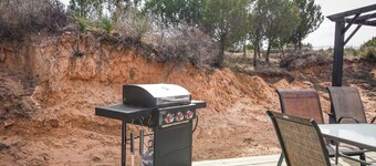 Canyon Rim Retreat w/ Private Yard & Hot Tub!