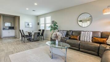 House (4 Bedrooms) | Interior