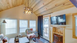Una sala acogedora con sofá, sillón, mesa de centro y chimenea.