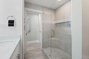 Douche, sèche-cheveux, serviettes fournies