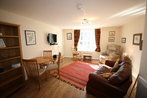 华 丽村舍, 1 张特大床, 厨房, 花园景观 | 起居区 | 32-英寸纯平电视（配备卫星频道）、DVD 播放器、iPod 基座